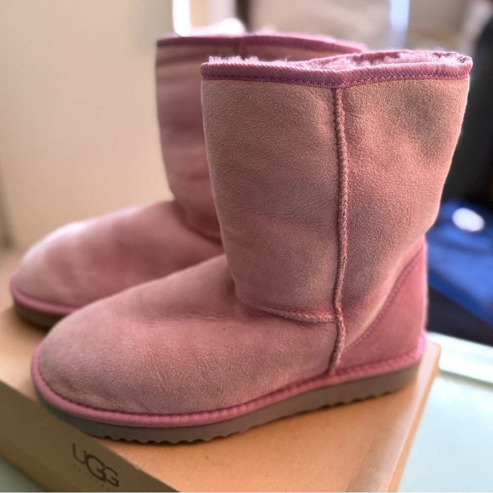 UGG Classic Short Boots Pink Sheepskin Size 9 VERY GOOD CONDITION